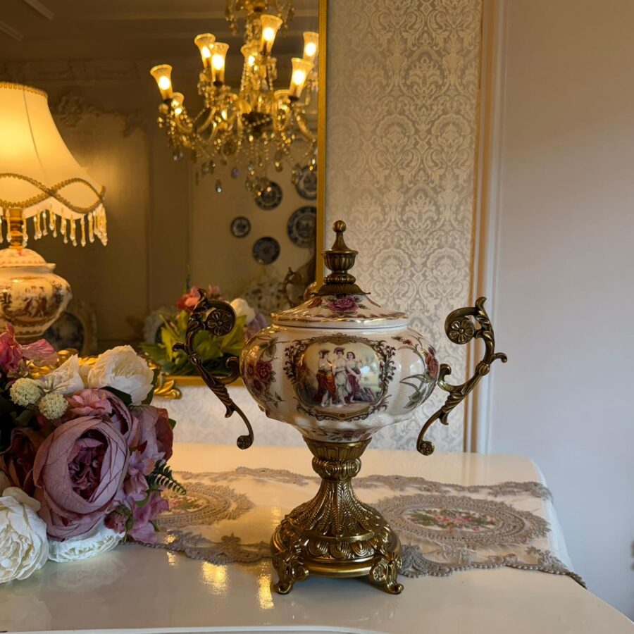 19th-century grandeur Victorian Jar with Lid