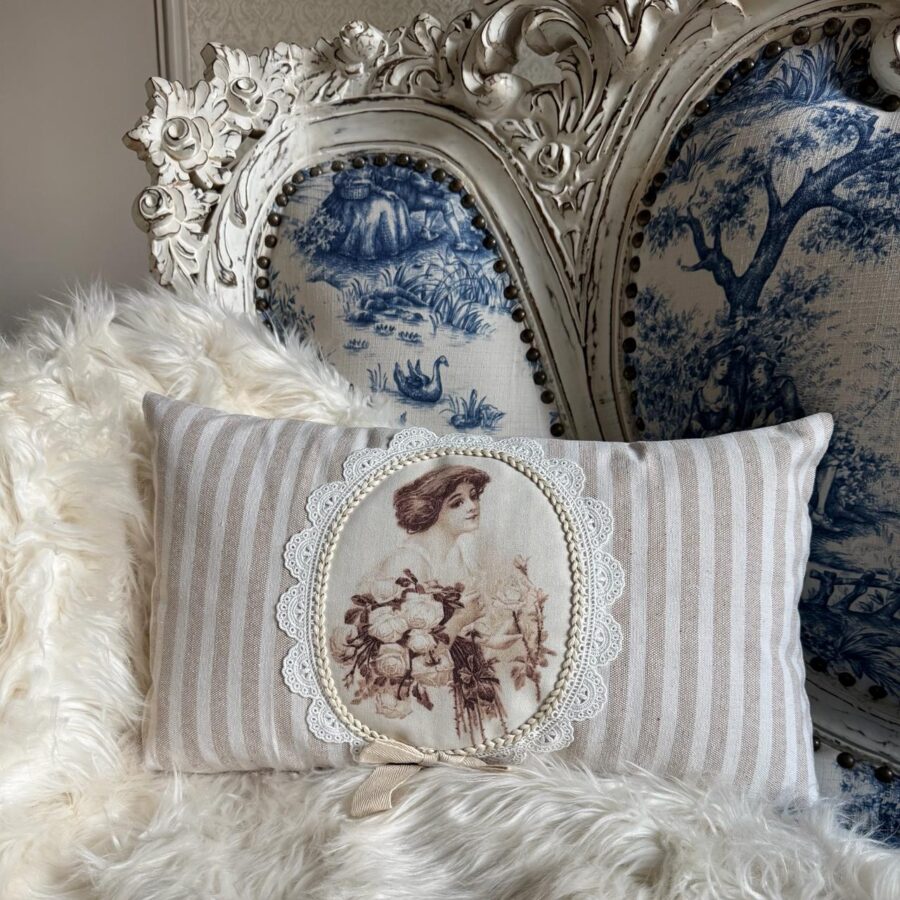 Mademoiselle de Roses Lumbar Cover