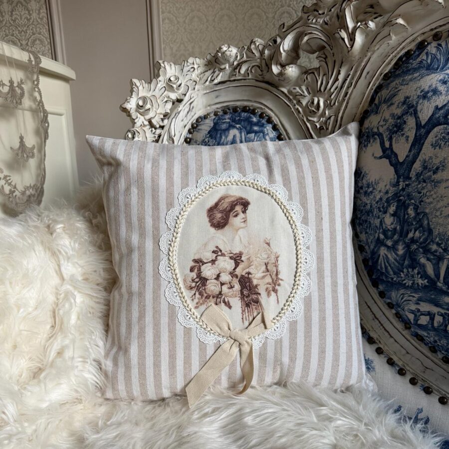 Mademoiselle de Roses Cushion Cover